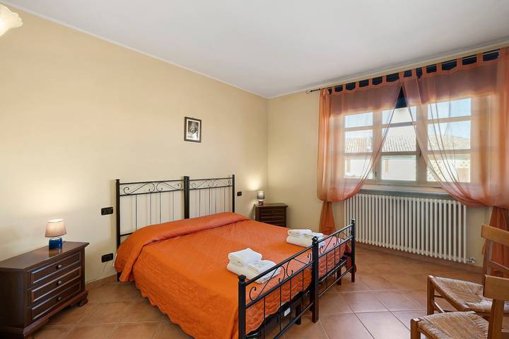 Zimmer 'Gallo' mit Bergblick, Gemeinschaftspool und Wlan in Costigliole d'Asti, Langhe