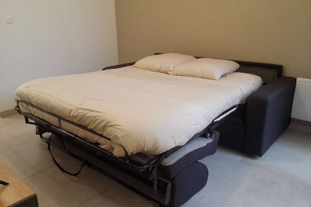 Entire apartment, ★★★ Private Courtyard Barbecue Downtown Voltaire ★★★ in Saint-Quentin, Aisne