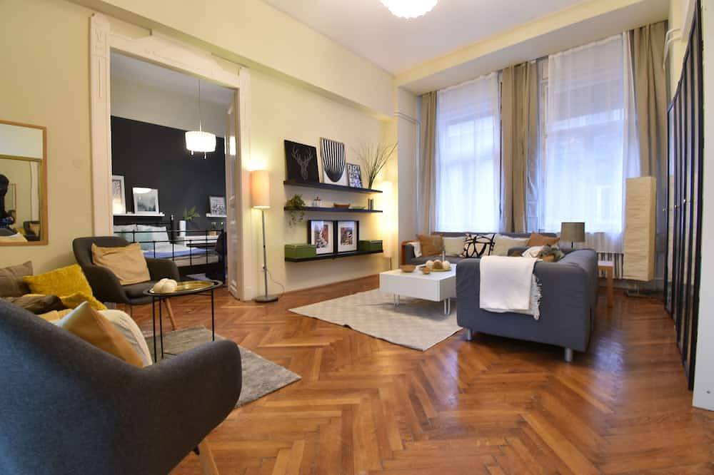 Entire apartment, Spacious 3-bedroom apartment in charming Budapest with Ac, Wifi in Budapest, Central Hungary