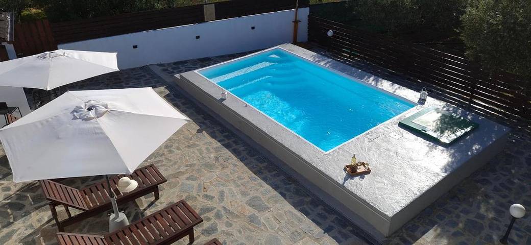 Location de vacances pour 5 personnes, avec vue ainsi que piscine et jardin, adapté aux familles dans Milatos Beach - 2