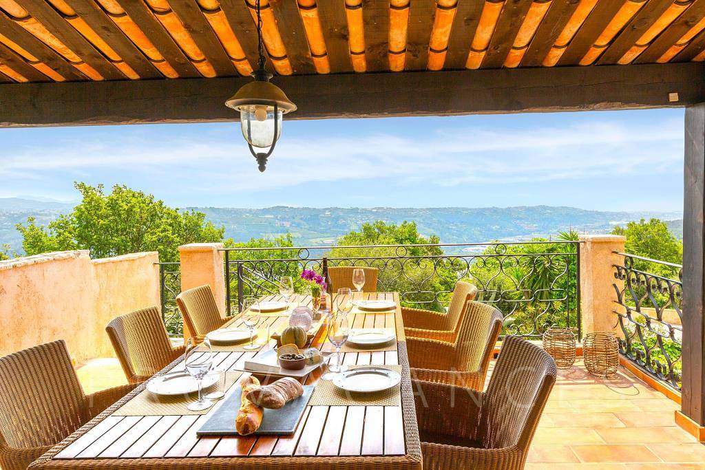 Ferienhaus mit Pool und schöner Aussicht in Gattières in Gattières, Cannes und Umgebung
