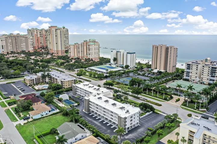 Vacation rental for 4 people, with pool and balcony as well as yard in Marco Island