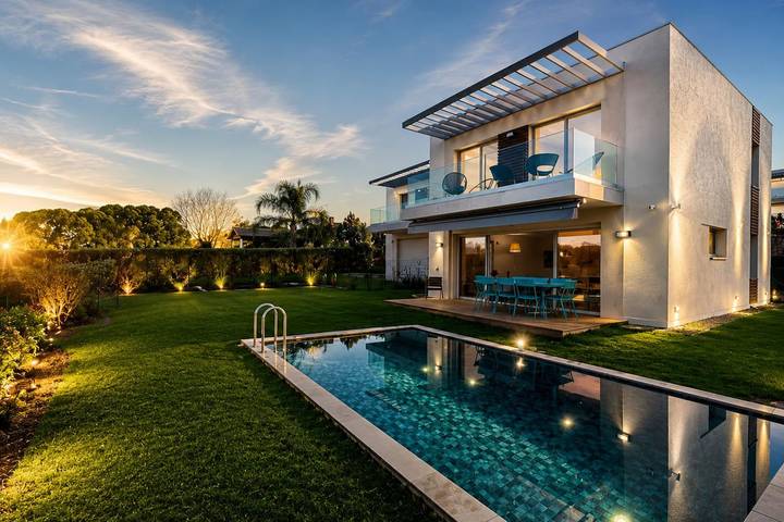 Villa pour 6 personnes, avec terrasse ainsi que piscine et jardin à Antibes
