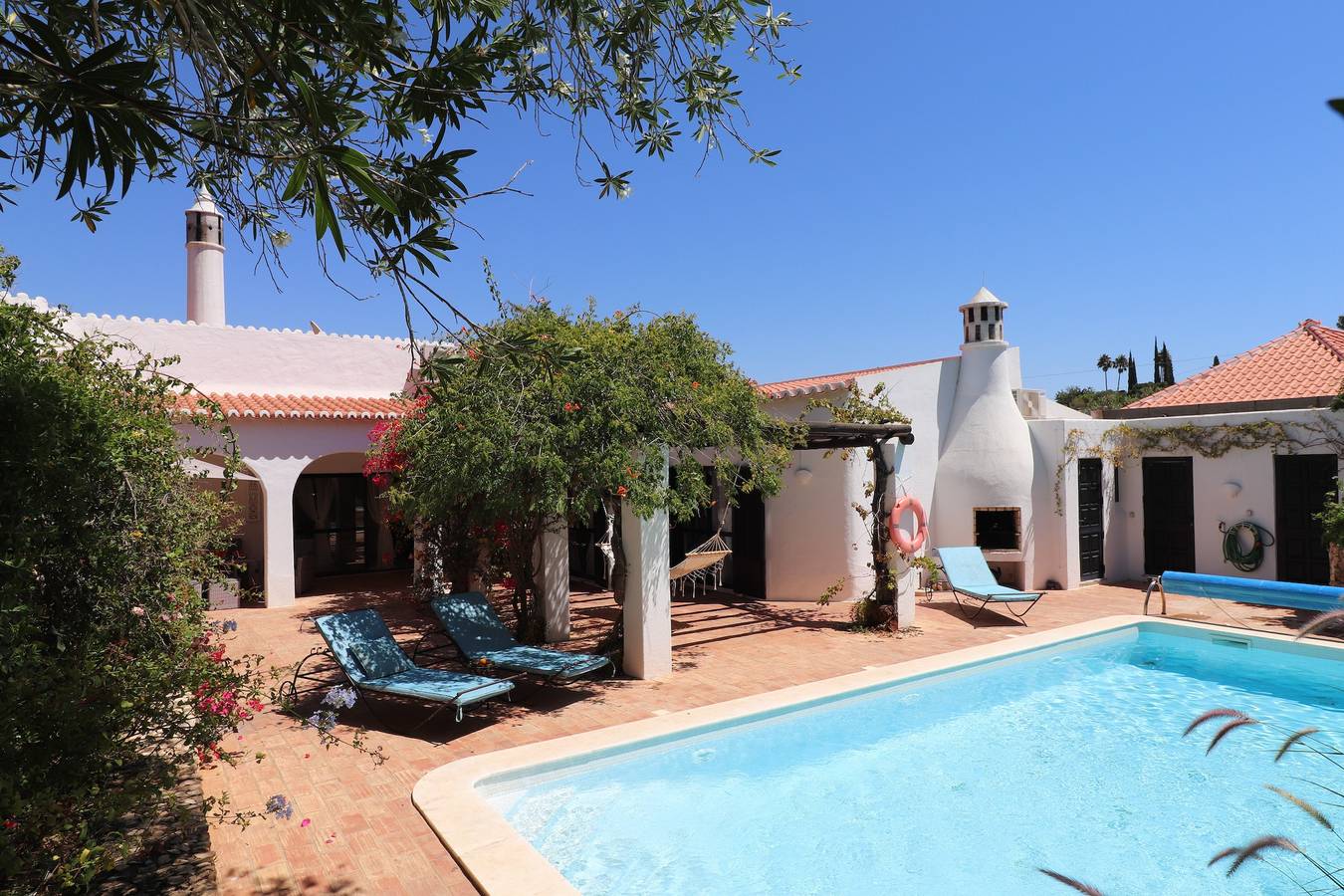 Villa 'La Perla' mit Bergblick, privatem Pool und Wlan in Carvoeiro, Lagoa