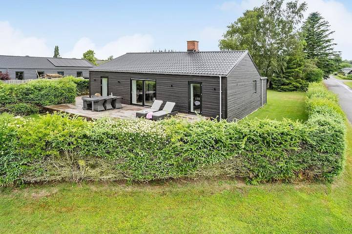 Ferienhaus für 5 Personen, mit Garten in Høll