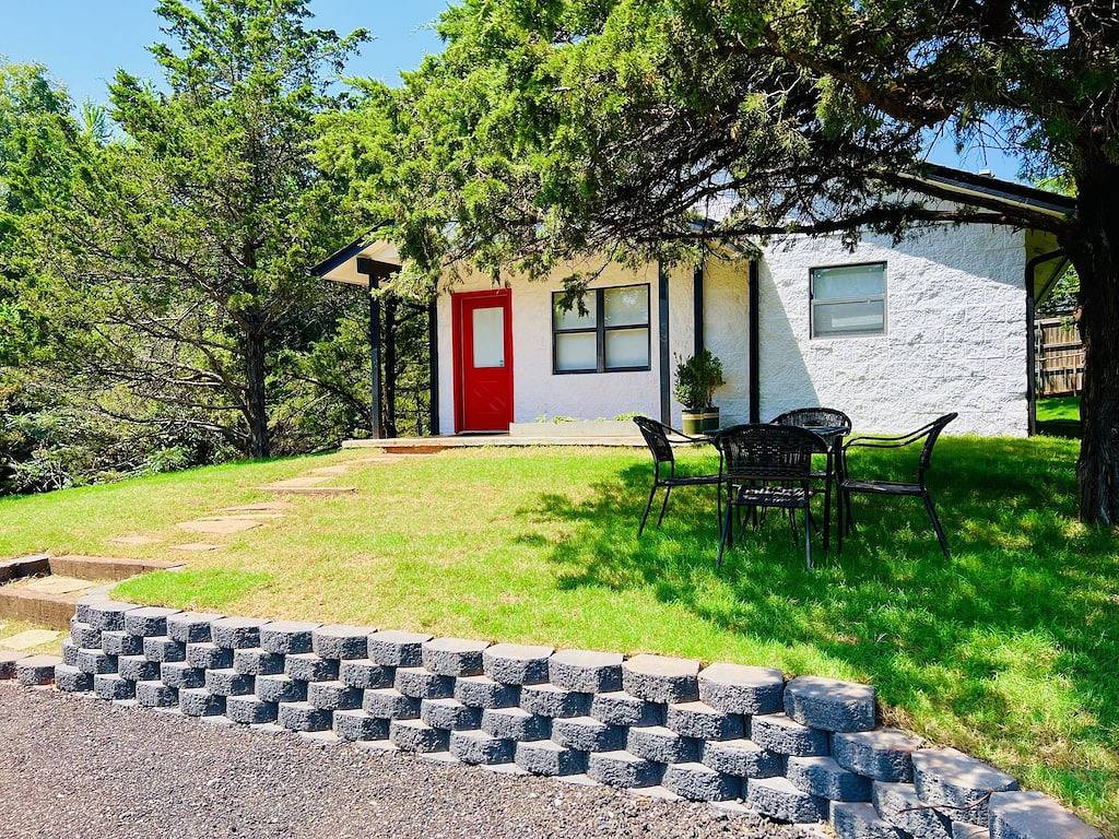 Woodland Retreat with Pool & Tennis court access! in Edmond, Oklahoma County