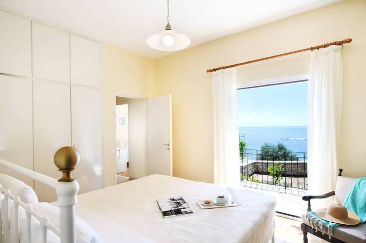 Peaceful Seafront Villa with Infinity Pool & Sea Access – Sleeps 12 in Mparmpati, Nissaki