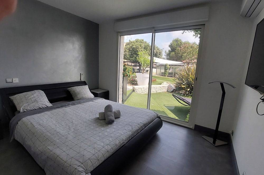 Villa Massilia 14 pers with private pool and jacuzzi - Heights Marseille 15eme in Marseille, Marseille region