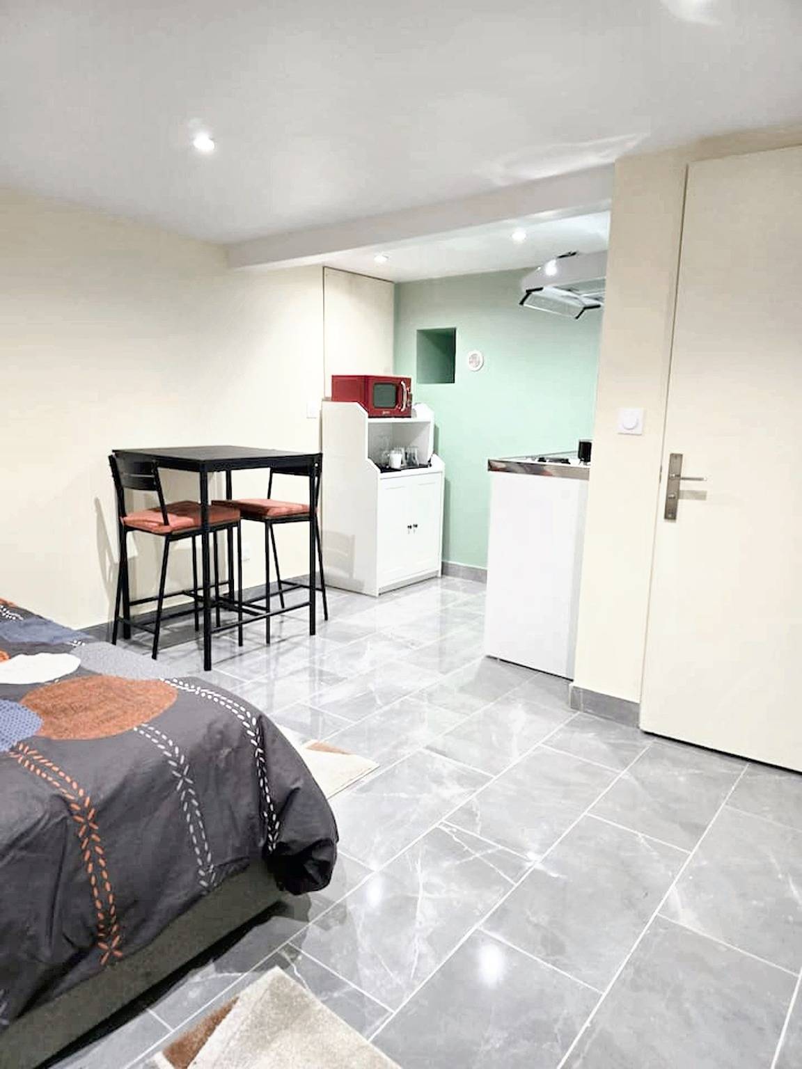 Entire studio, Charming Studio in Noisy-le-Sec with 22 sqm and terrace in Noisy-le-Sec, Seine-Saint-Denis