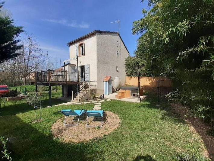 Location de vacances pour 6 personnes, avec jacuzzi ainsi que piscine et jardin, adapté aux familles à Parisot