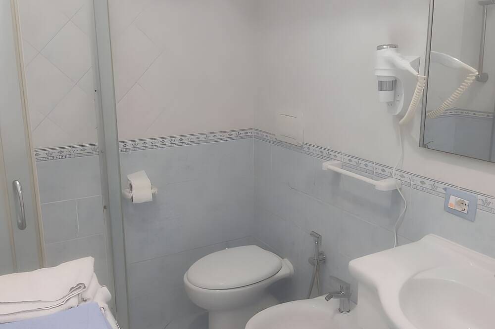 Apartamento entero, Apartamento '1 Vista Parcial al Mar' con Jardín Compartido, Wi-Fi y Aire Acondicionado in Ischia Cuidad, Ischia