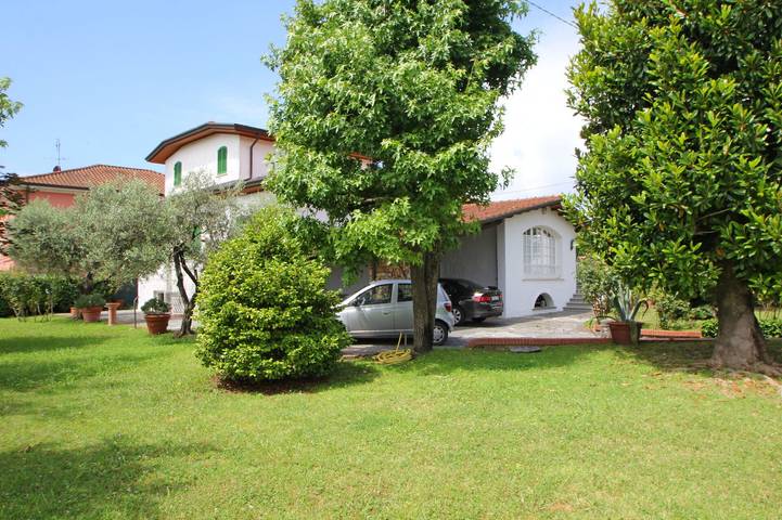 Ferienhaus für 8 Personen, mit Balkon und Terrasse sowie Garten in Castelnuovo Magra