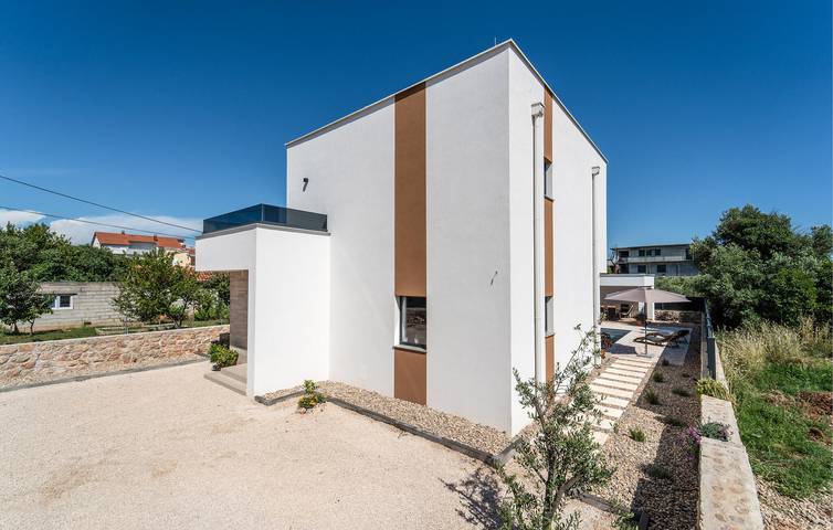 Ferienhaus für 8 Personen, mit Pool und Terrasse sowie Garten in Sukosan