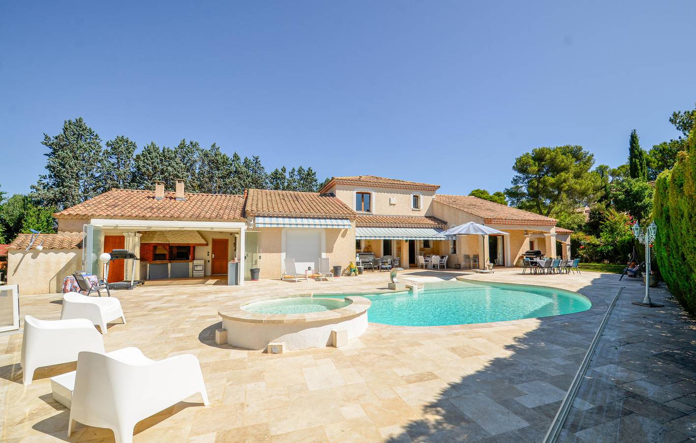 Appartement moderne avec piscine, parking, terrasse et WiFi in Cabriès, Région d'Aix-en-Provence