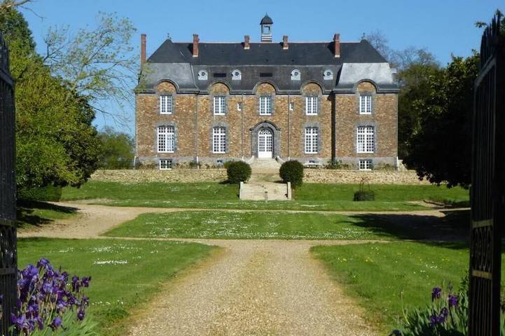 Gîte pour 6 personnes, avec terrasse ainsi que piscine et jardin