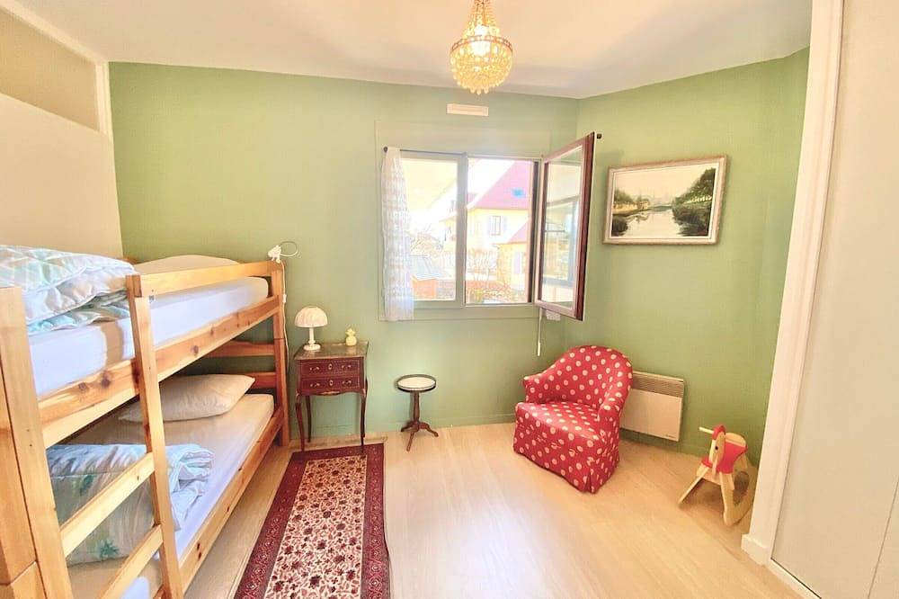 Entire apartment, Bright 2-bedroom apartment with terrace, parking and Wifi in Veyrier-du-Lac in Veyrier-du-Lac, Annecy region