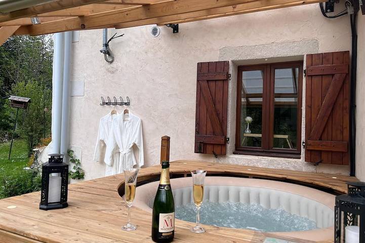 Maison de vacances pour 5 personnes, avec sauna et jacuzzi dans Nantua