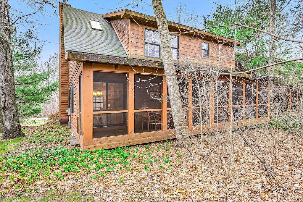 Classic Family Cabin W/ Screened Deck, Free Wifi & Hot Tub in Allegan County