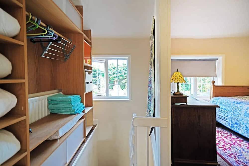 Bumblebee Cottage: 200 year old oak beamed home in Solihull, Région de Birmingham