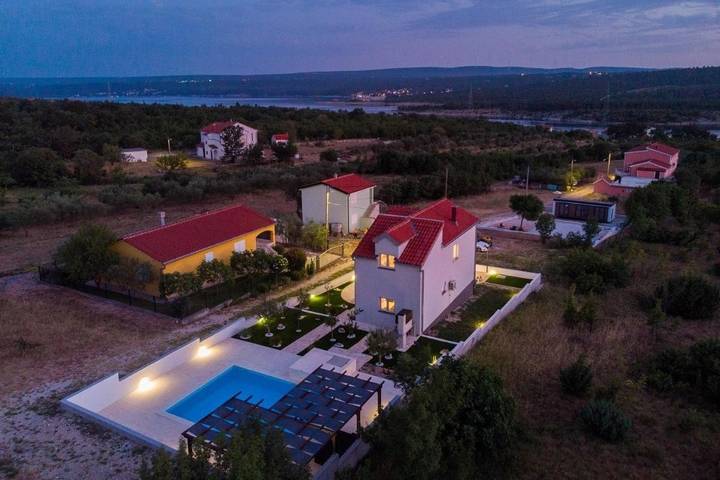 Ferienhaus für 6 Personen, mit Pool und Balkon/Terrasse in Maslenica - 2