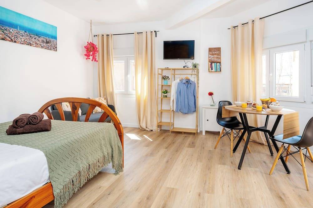 Ganze Wohnung, New studio 20' Bcn Center / 10' walk to the beach / 15' Forum Bcn / balcony in Sant Adrià de Besòs, Barcelonès