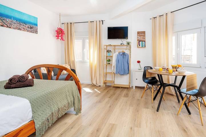 Entire apartment, New studio 20' Bcn Center / 10' walk to the beach / 15' Forum Bcn / balcony in Sant Adrià de Besòs, Barcelonès
