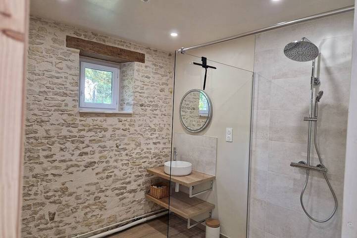 Location de vacances pour 5 personnes, avec jardin ainsi que piscine et terrasse à Saint-Pierre-d'Amilly - 4