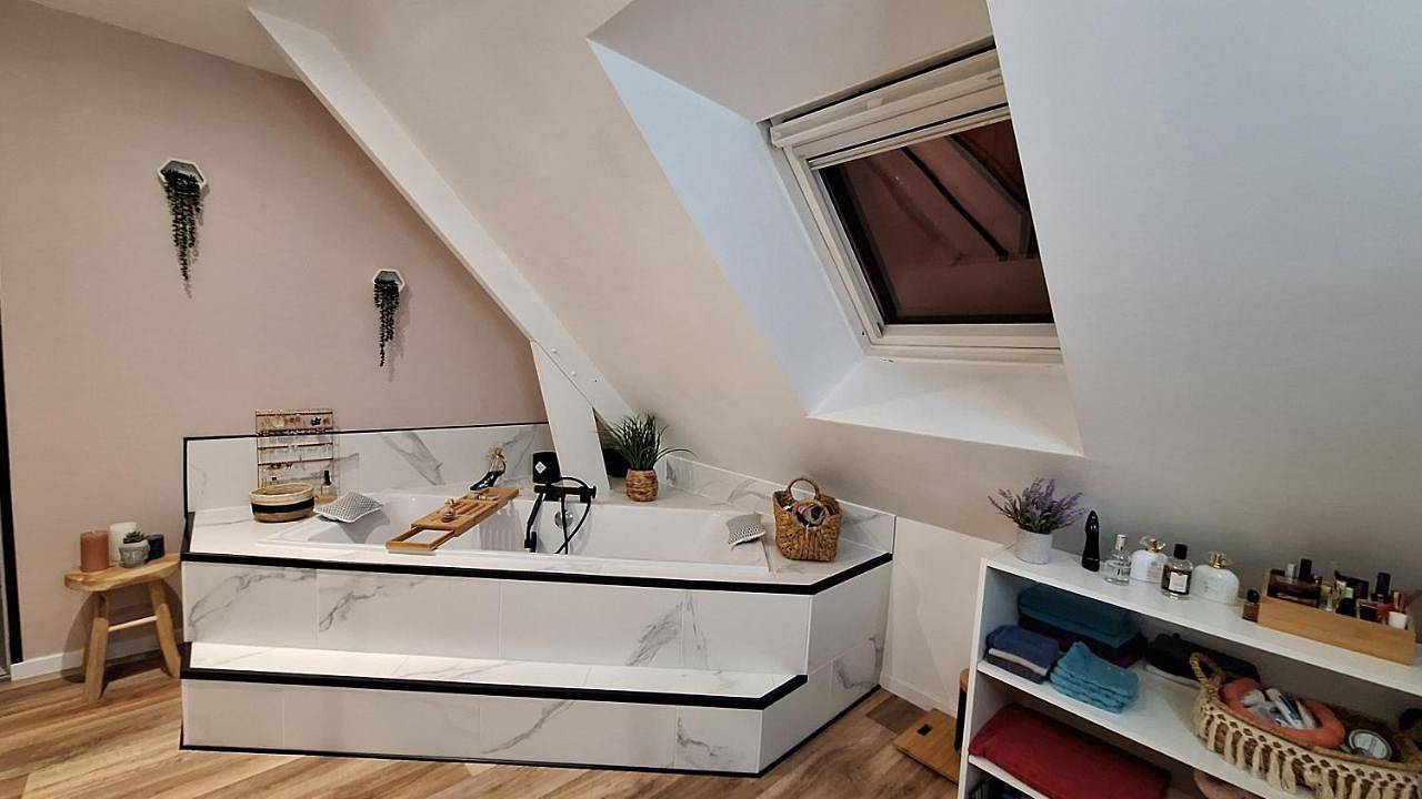 Appartement de vacances entier, Double Room with Shared Bathroom in Cérans-Foulletourte, Sarthe