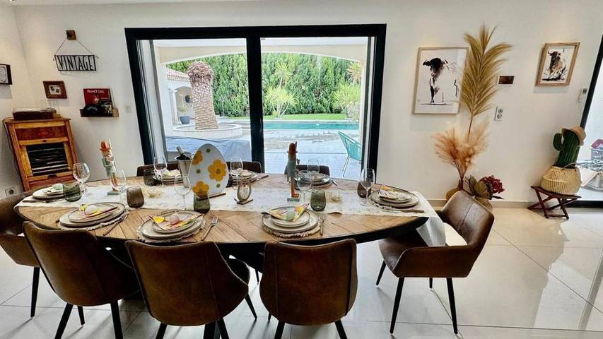 Location de vacances pour 12 personnes, avec piscine, animaux acceptés à Saint-Étienne-du-Grès