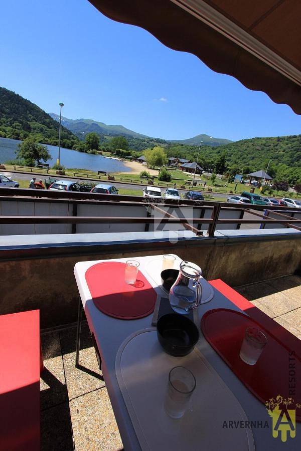 Location de vacances pour 5 personnes, avec balcon ainsi que vue et vue sur le lac dans Lac Chambon - 4