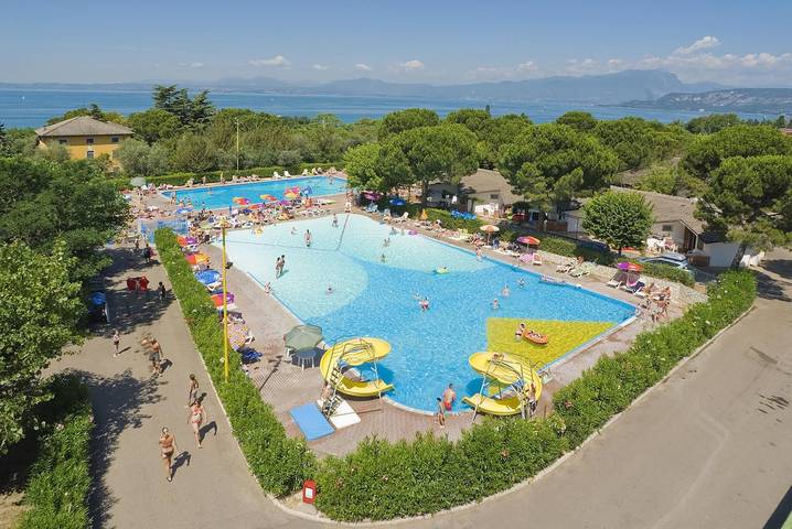 Bungalow per 4 persone, con Idromassaggio e Terrazza nonché Piscina per bambini e Piscina a Bardolino