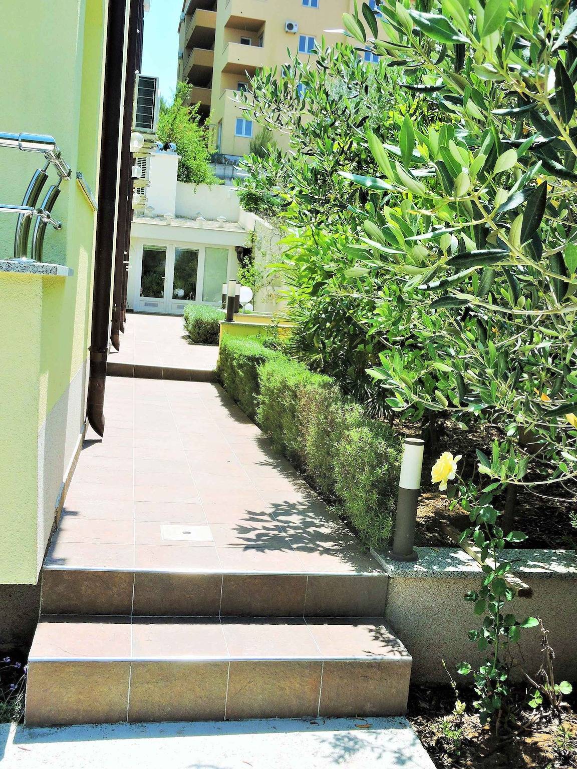 Geheel vakantieappartement, Vakantiewoning 150 m van het strand met zeezicht in Okrug Gornji, Čiovo