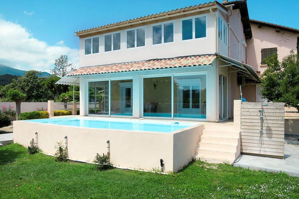 Villa indipendente con piscina privata, Tv, patio, animali ammessi, vista panoramica, parcheggio in Santa Lucia di Moriani, Corte e dintorni