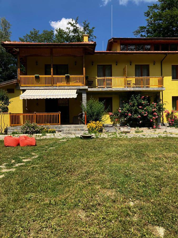 Casa rural para 16 personas, con piscina además de jacuzzi y jardín en Bulgaria