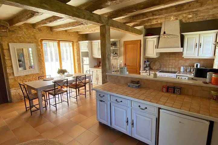 Gîte pour 8 personnes, avec terrasse et piscine