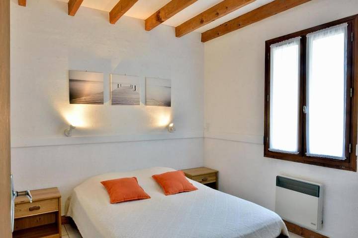 Location de vacances pour 4 personnes, avec vue ainsi que piscine et terrasse à Sergeac