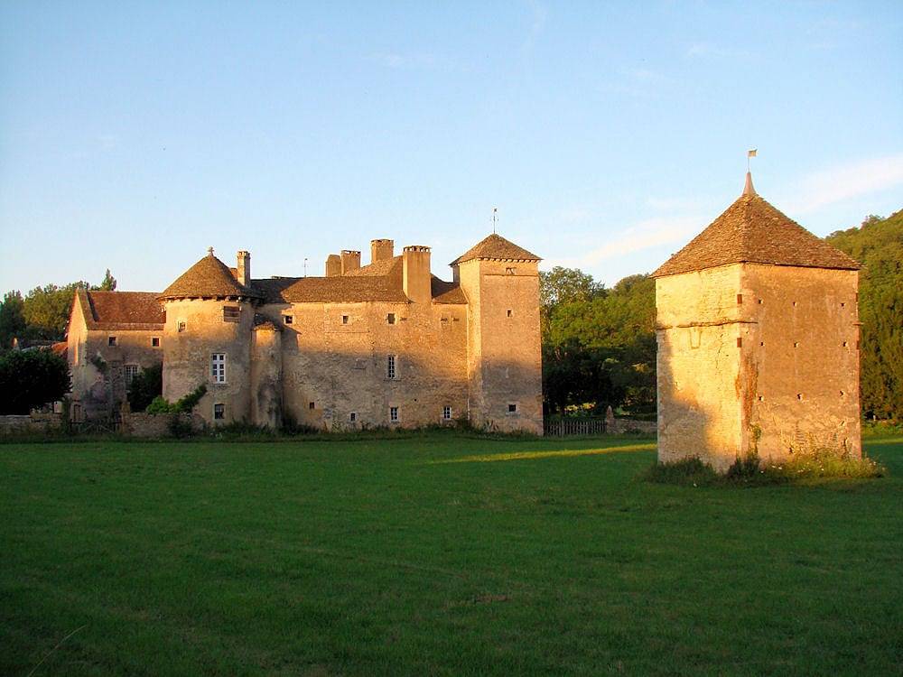 Château d'Ozenay - Chambre de la Tour Ronde Médiévale in Ozenay, Région de Mâcon