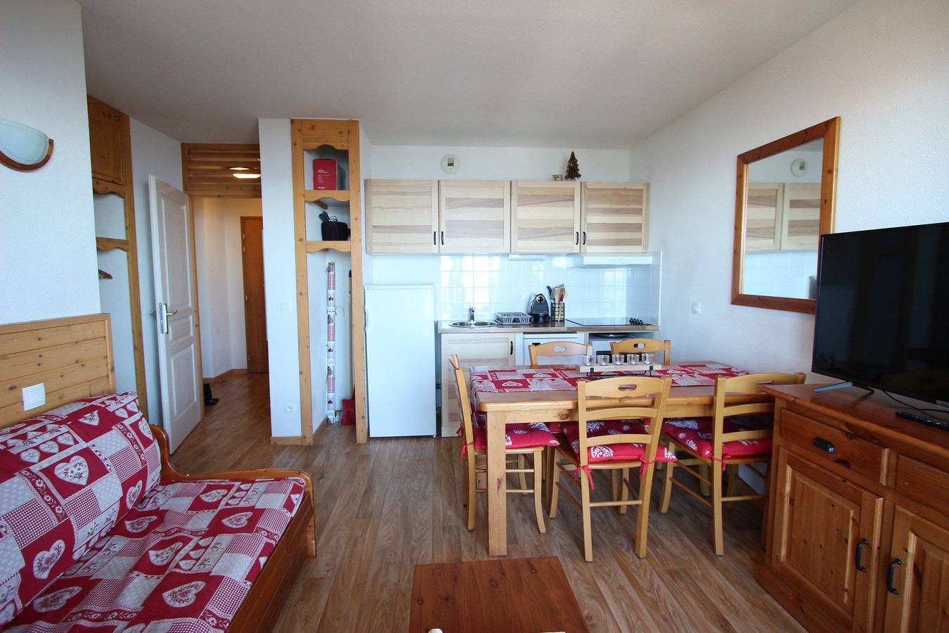 Entire apartment, Résidence la Grive - 2 room apartment 6 people (010) in Chamrousse, Écrins National Park