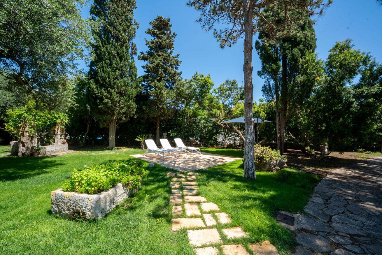 Villa Giglio al Mare con Giardino by Rentbeat in Rosa Marina, Salento