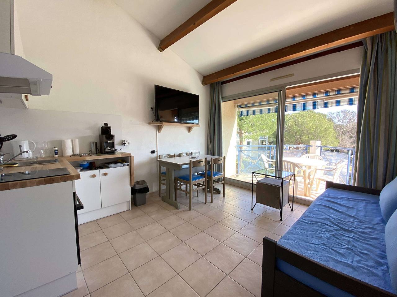 Entire apartment, Duplex 2-bedroom apartment with terrace and pool in Balaruc-les-Bains in Balaruc-les-Bains, Mediterranean Coast (France)