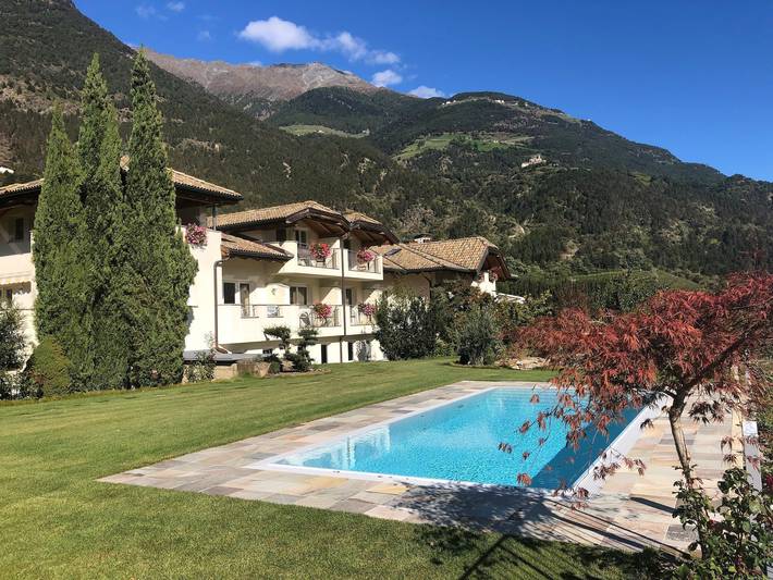 Ferienwohnung für 4 Personen, mit Balkon und Terrasse sowie Garten und Pool im Vinschgau