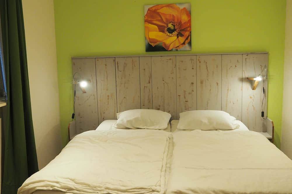 Familienhaus - Garten eingezäunt mit Nadelbäumen- in der Nähe des Wattenmeeres in Franekeradeel, Niederländische Nordsee