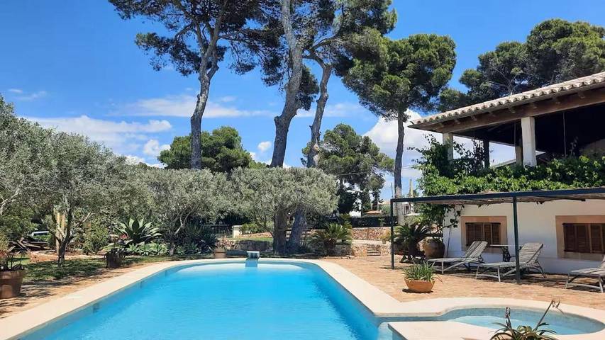 Ferienhaus für 9 Personen, mit Terrasse und Garten sowie Pool und Ausblick in Son Veri Nou