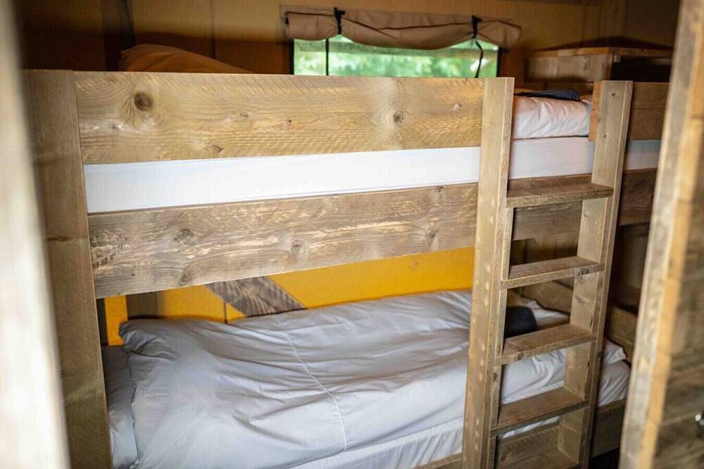 Lower Coombe Royal- Orchard Lodge with Hot Tub in Churchstow, South Devon