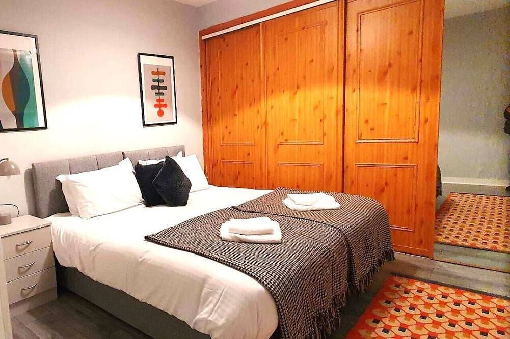 Mackie House: A fully equipped house in a residential area within the costal town of Port Glasgow in Inverclyde