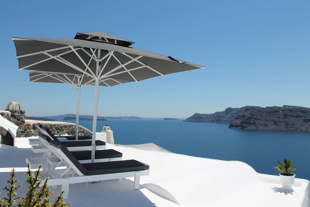 Incredible caldera views! Full sunset, private, spacious - in the heart of Oia in Ormos Ammoudiou, Oia