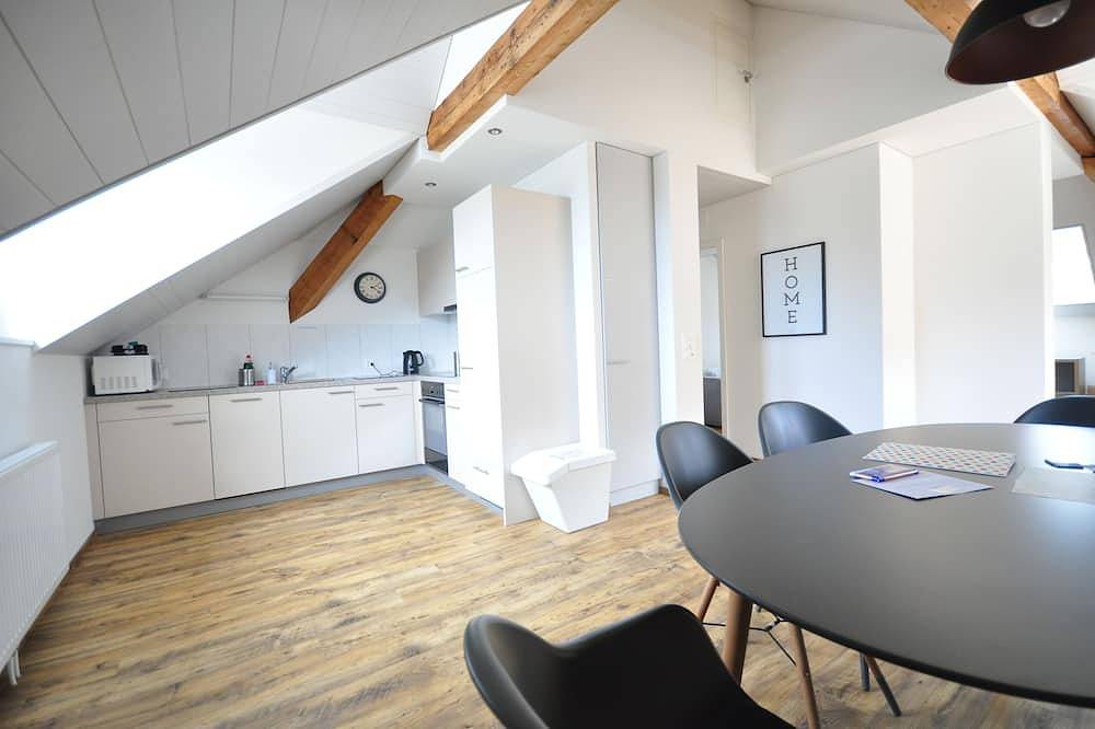 Entire apartment, Stylish apartment.  Air-conditioning.  3 mins walk from Interlaken West station. in Interlaken, Lake Thun