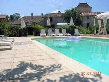 Gîte pour 20 personnes, avec terrasse et piscine ainsi que jardin et jacuzzi à Thénac