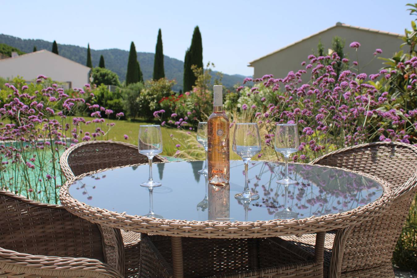 Villa moderne avec jacuzzi, piscine et vue in Séguret, Vaucluse