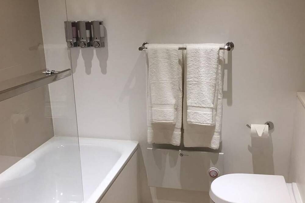 Doppelzimmer-Ensuite Bad-The Snowy Owl in Glastonbury, Somerset